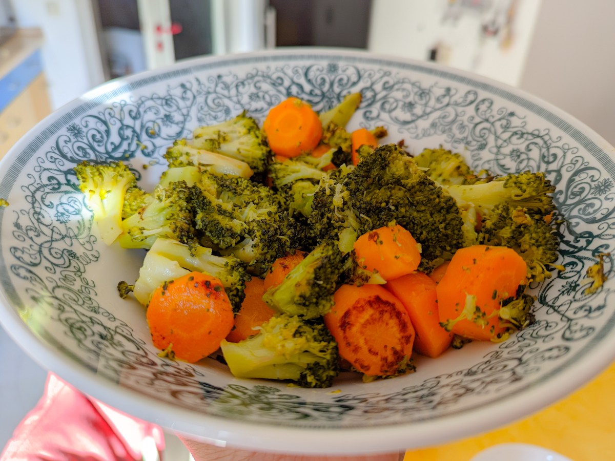Roasted broccoli and carrots&nbsp;(Vegan)